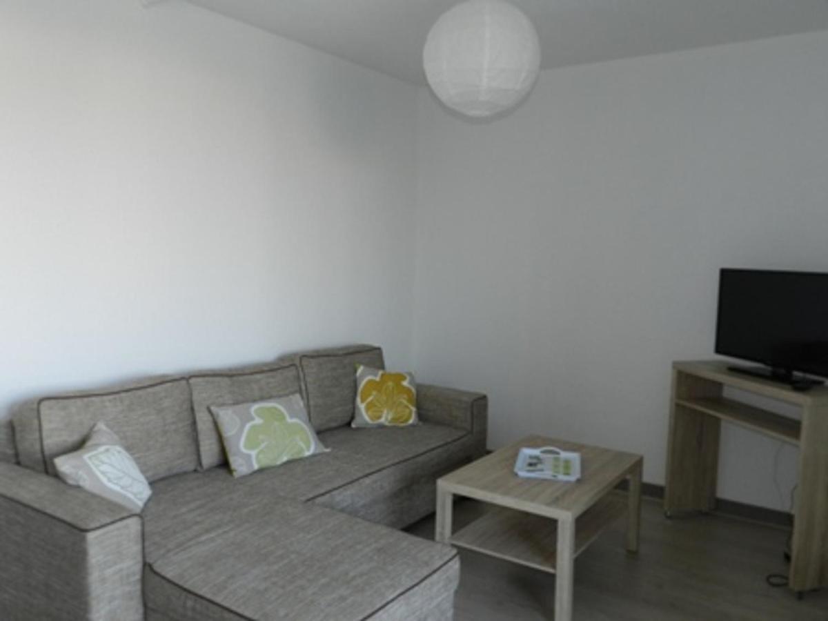 2 Pieces A La Rochelle Avec Balcon, Proche Des Minimes Et Port, Parking Inclus - Fr-1-551-7